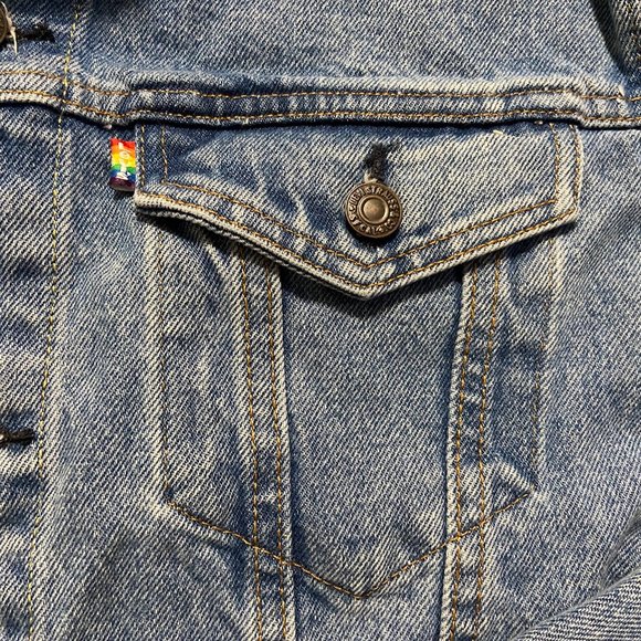 LEVIS Use Your Voice LGBTQ Rainbow Pride Denim Trucker Jacket Mens Size NEW - Picture 10 of 11